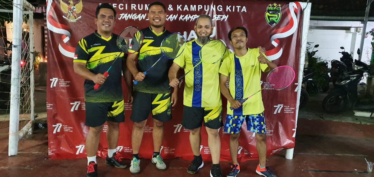 Kampung REFCI Ciputat foto bersama selepas lomba badminton. (tangselpos.id/irm)