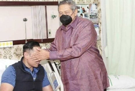 Mantan Presiden Susilo Bambang Yudhoyono saat menjenguk Putra nya AHY di rumah sakit RSPAD. (Ist)