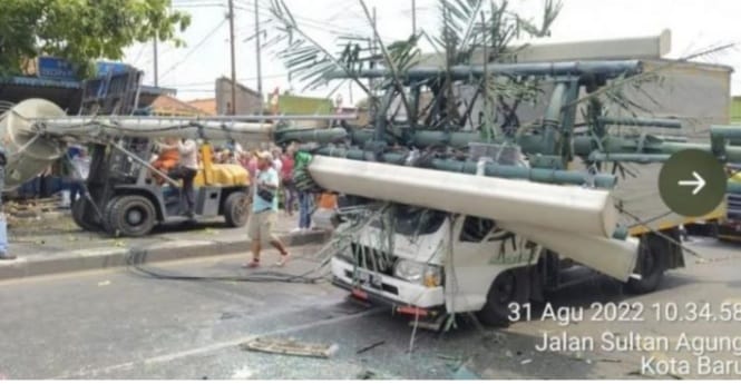 Truck kontainer diduga rem blong mengakibatkan korban tewas 10 orang dan luka-luka 20 orang. (Ist)