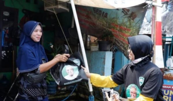 Relawan Kowarteg bagi-bagi  paket kepada warga yang membutuhkan. Foto : Istimewa