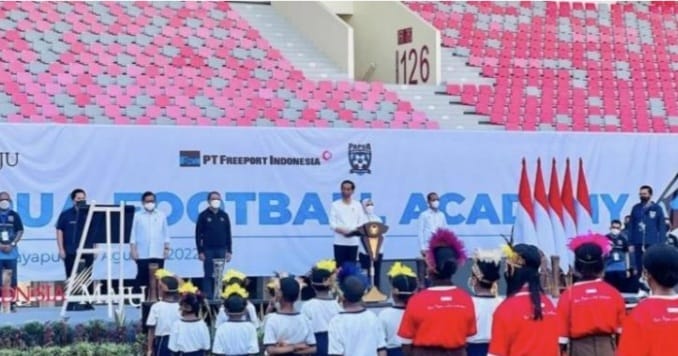 Presiden Jokowi saat peluncuran Papua Football Academy di Stadion Lukas Enembe, Papua, Rabu (31/8). (Foto : Setpres)