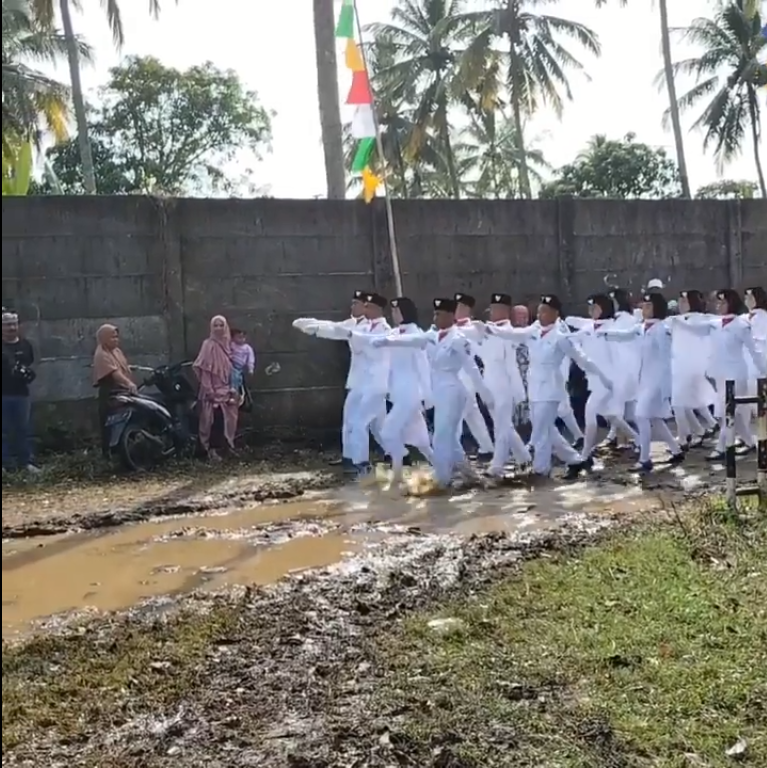 Paskibra bertugas mengibarkan bendera Merah Putih dalam upacara peringatan HUT RI ke-77 di Kantor Kecamatan Panimbang, Rabu (17/8/2022). (Istimewa)