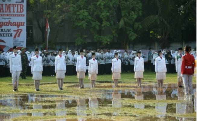 Hujan yang mengguyur dari Selasa malam membuat lapangan tempat upacara tergenang air hingga acara upacara HUT RI ke 77 berlangsung. Foto : Istimewa