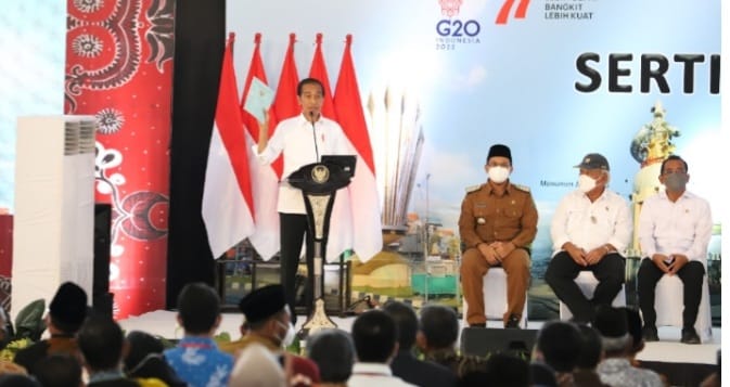 Presiden Jokowi pada acara penyerahan 3.000 sertifikat tanah di Sidoarjo, Jawa Timur. (Ist)