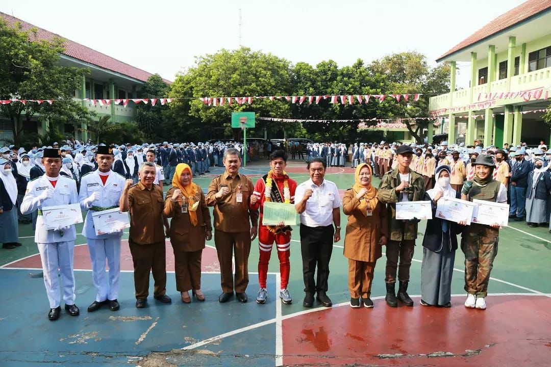 Pj Gubernur Banten Al Muktabar (baju putih) bersama para pelajar berprestasi dari Provinsi Banten. (Foto : Humas Prov)