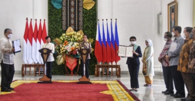 Presiden Jokowi dan Presiden Ferdinan Marcos Jr menyaksikan penandatanganan kerjasama RI dan Filipina yang dilakukan oleh Menteri Luar Negeri Retno Marsudi dan Menteri Luar Negeri Enrique A. Manalo. (Foto : Setpres)