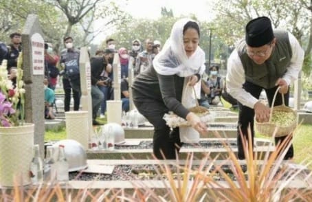 Puan Maharani dan Muhaimin Iskandar saat tabur bunga di makam Taufik Kiemas. Foto : Istimewa
