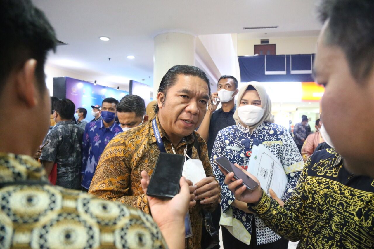 Pj Gubernur Banten Al Muktabar saat memberikan keterangan pers. Foto : Humas Pemprov Banten