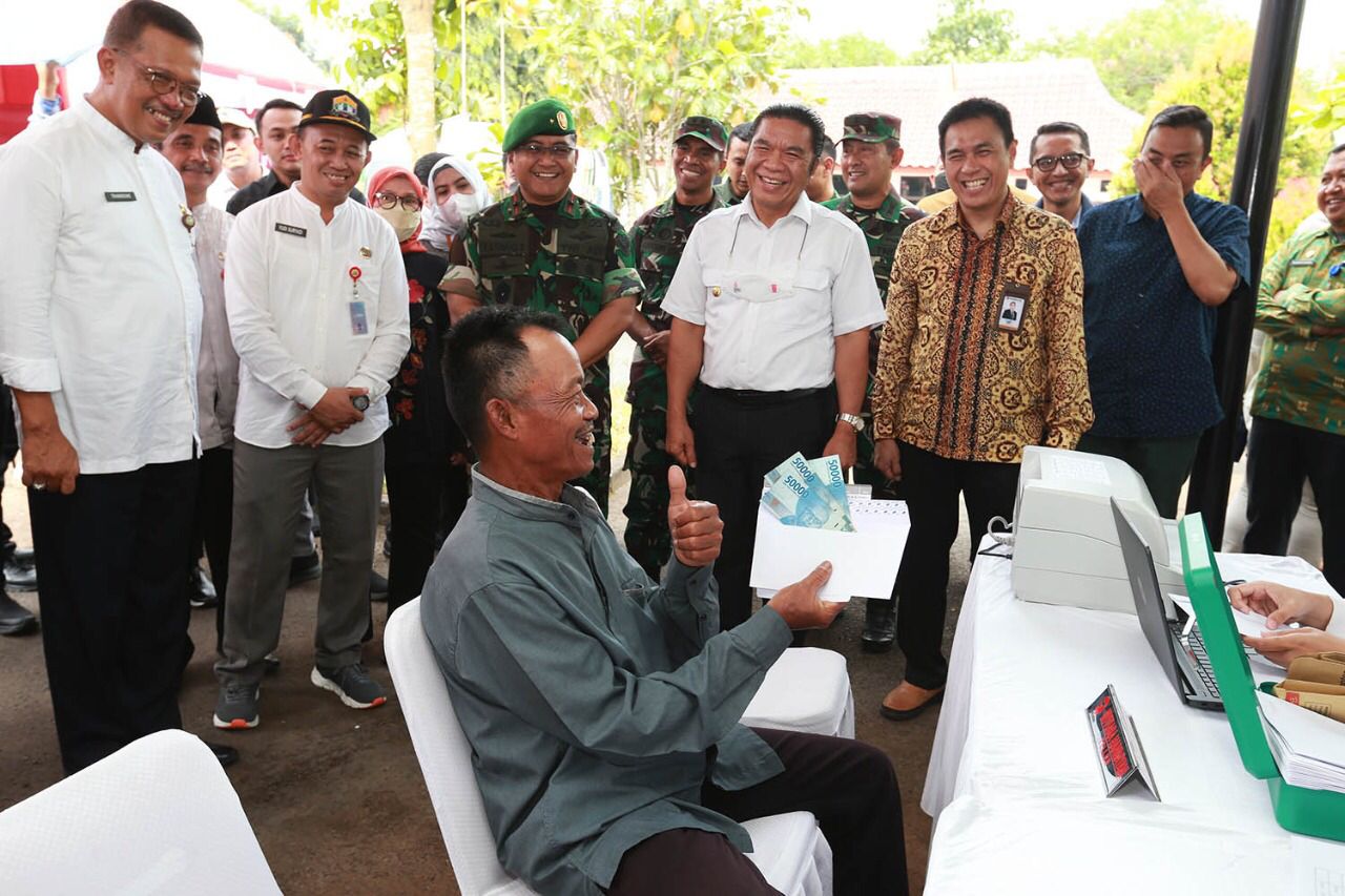 Pj Gubernur Banten Al Muktabar saat meninjau penyaluran BLT BBM di Kota Serang. (Foto: Humas Pemprov Banten)
