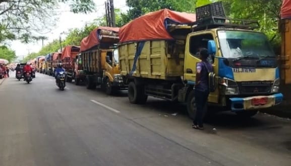 Puluhan truck sampah mengular di depan pintu masuk TPA Rawa Kucing, Kota Tangerang. Foto : BNN