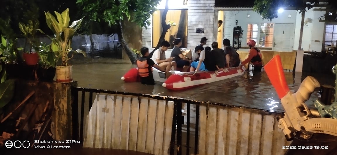 Ratusan warga Perumahan Puri Bintaro Indah, Jombang, Ciputat, Tangerang Selatan (Tangsel) yang terdampak banjir, membutuhkan uluran tangan. (tangselpos.id/ist)