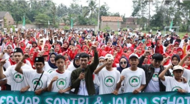 Santri dan warga Kabupaten Lampung Selatan ikut meramaikan " Gebyar Santri dan Jalan Sehat , Damai Untuk Negeri " . Foto : Istimewa