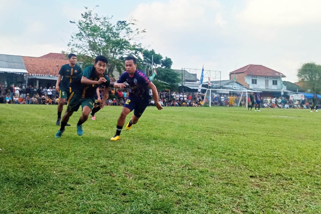 Duel Denis dan Garuda menyedot perhatian ribuan penonton, Selasa (6/9) sore.(Foto.dok.Panitia Bina Jaya Cup).