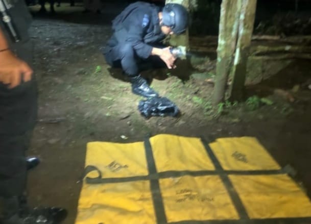 Petugas gegana Polda Banten sedang mengevakuasi bom aktif yang ditemukan di dalam sumur tua di Desa Darmaga, Pandeglang. Foto : Istimewa