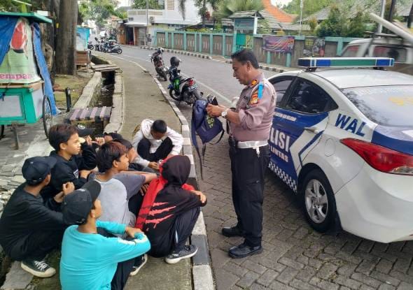 15 Pelajar Kembali Nge-BM Truk Di Kota Tangerang Sekelompok pelajar saat terjaring aparat Polres Metro Tangerang saat akan nge-BM di Jalan Daan Mogot, Kota Tangerang. Foto : Istimewa