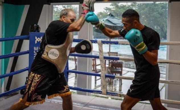 2 Petinju Indonesia Siap Duel Lawan Gajah Putih Petinju Jon Jet saat berlatih bersama pelatih Kanada David John Treharnem. (Ist)
