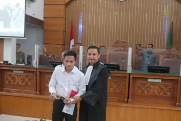 Bharada E saat menjalani sidang perdana. (Ist)