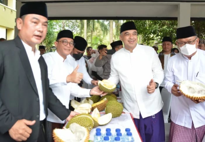 Bupati Tangerang Zaki Iskandar bersama Wabug Mad Romli dan ribuan santri hadir di Lapangan Maulana Yudha Negara untuk mempetingati Hari Santri Nasional dan bersama -sama ngariung 6.000 duren yang telah disiapkan panitia. (Ist)