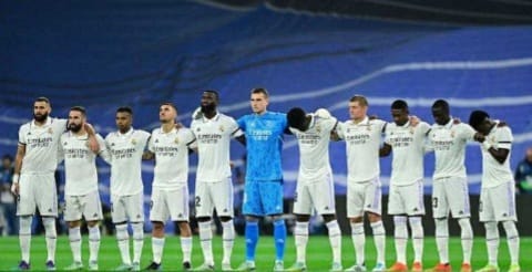 Sebelum memulai laga para Pemain Real Madrid berdoa untuk tragedi Kanjuruhan. (Ist)