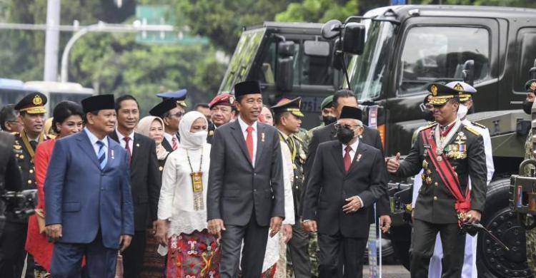 Presiden Jokowi, Wapres Ma'ruf Amin, Menhankam Prabowo Subianto serta Panglima TNI Jenderal TNI Andika Perkasa seusai Upacara HUT TNI ke 77 di Istana Merdeka. (Foto : Setpres)