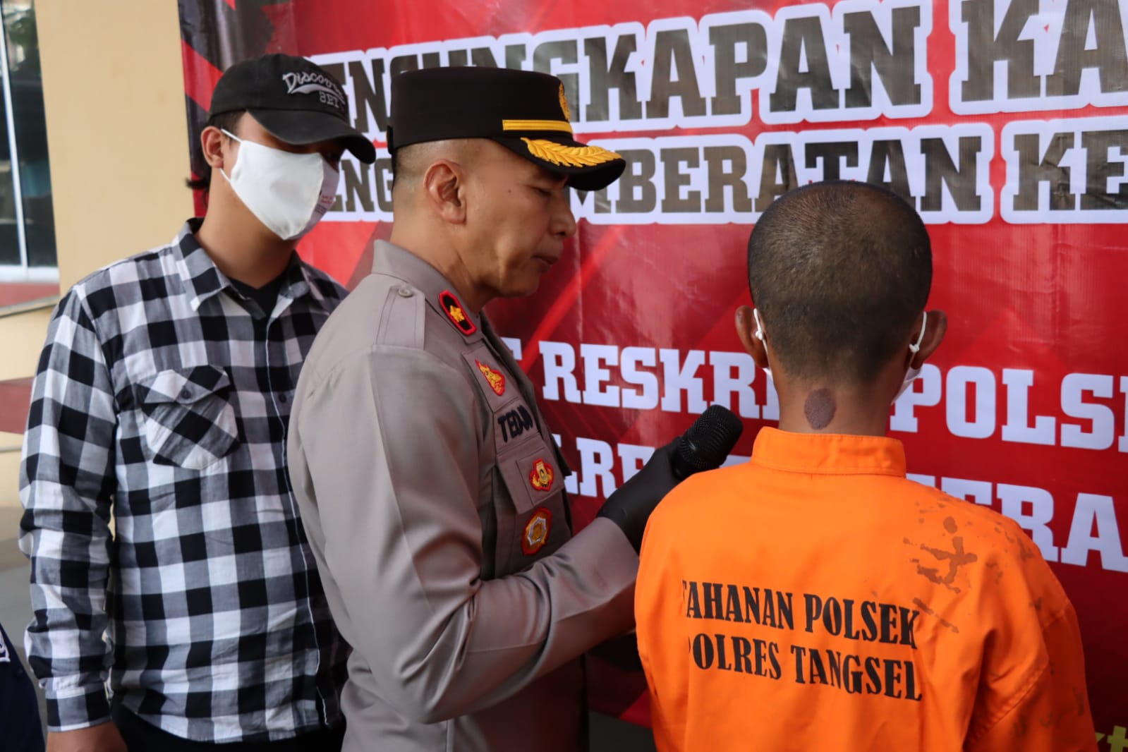 Kapolsek Kelapa Dua, Kompol Tedjo Asmoro menuturkan, pelaku merupakan pria berinisial C (42) asal Kabupaten Lebak, Banten. (tangselpos.id/rmn)