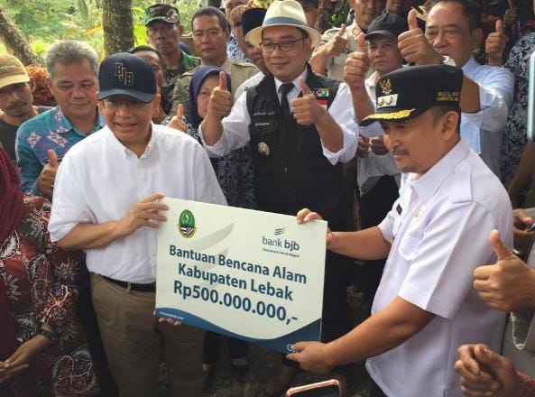 Gubernur Jabar Ridwan Kamil (topi putih) saat menyaksikan penyerahan bantuan 500 juta untuk warga Lebak yang terdampak banjir dan longsor. Foto : Istimewa