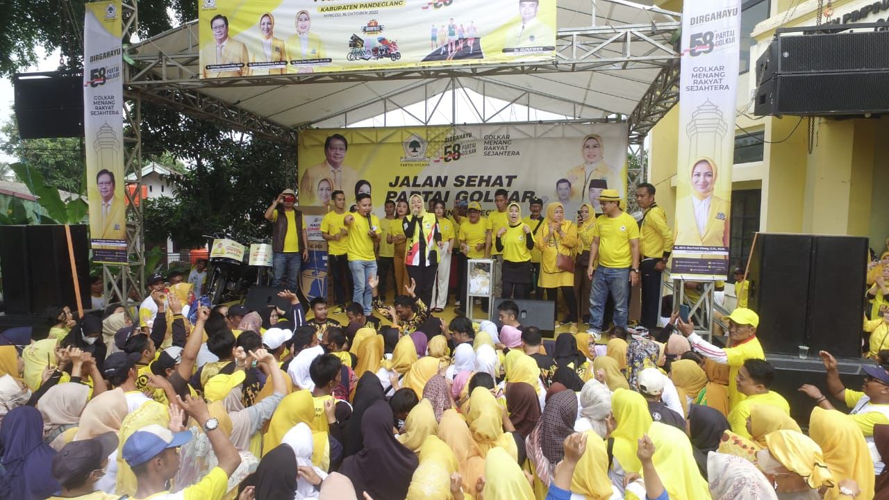 Masyarakat tumpah-ruah mengikuti jalan santai di Kantor DPD Partai Golkar Kabupaten Pandeglang, Minggu (16/10/2022).(Istimewa)