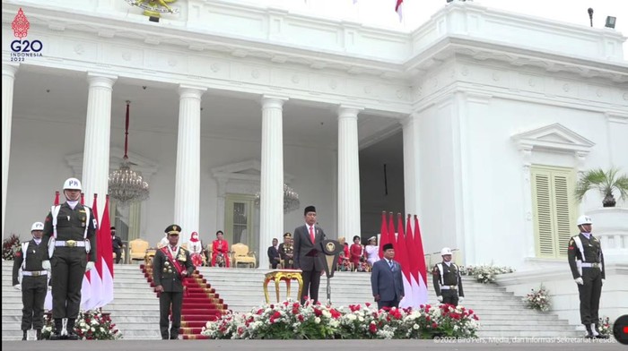 Presiden Jokowi menjadi Inspektur Upacara pada HUT TNI ke 77 di Istana Negara pada Rabu (5/10). (Foto : Setpres)