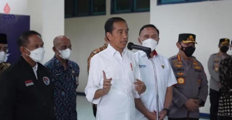 Presiden Jokowi saat meninjau Stadion Kanjuruhan didampingi Menpora, Kapolri, Gubernur Jatim serta Ketum PSSI. (Foto : Setpres)