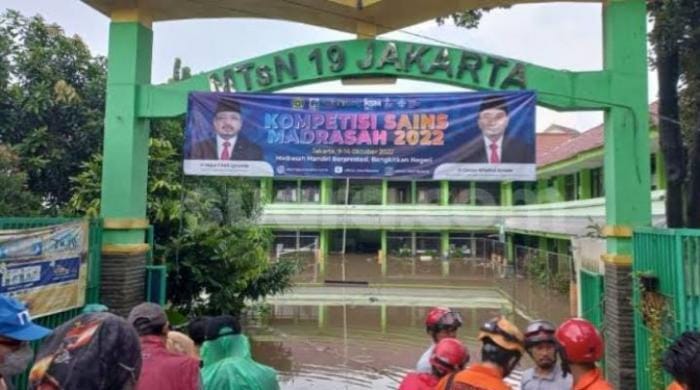 Curah hujan yang turun sejak siang, mengakibatkan tembok pembatas MTsN 19 roboh dan membawa korban 3 siswa meninggal. Foto : Istimewa