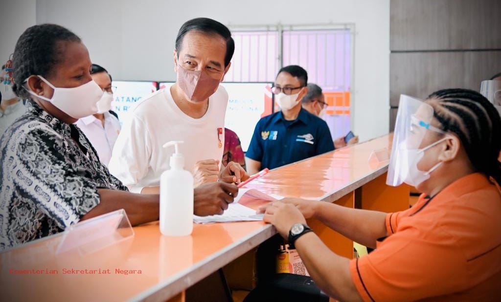 Presiden Jokowi saat berada di kantor Pos Papua. (Ist)