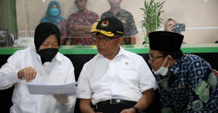 Menko PMK bersama Mensos saat menyerahkan santunan terhadap keluarga korban Kanjuruhan. Foto : Istimewa