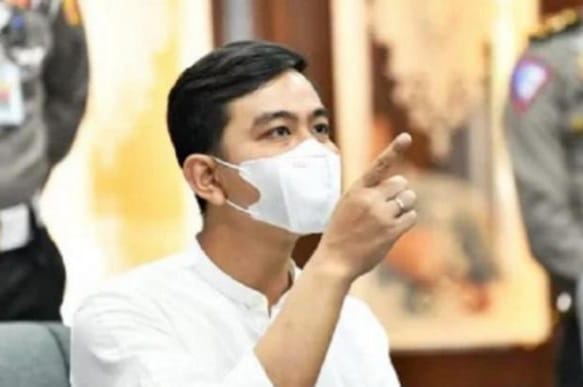 Pamer Foto Terima Ijazah Wali Kota Soli Gibran. (Ist)