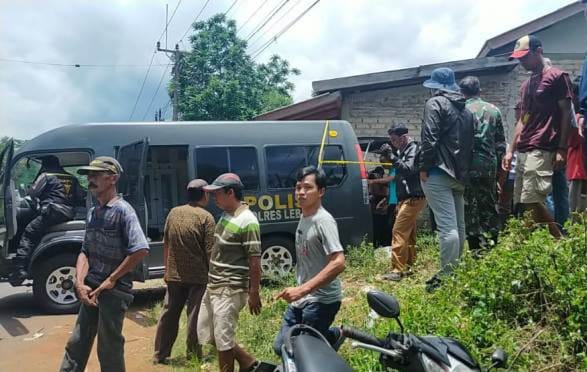 Polisi mengevakuasi jenazah BS dan OH yang meninggal penuh luka bacok di warung miliknya. Foto : Istimewa