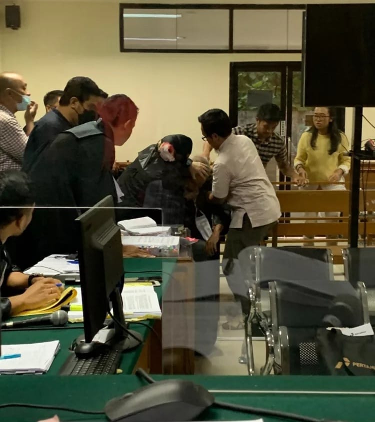 Pengacara D saat kolaps saat sidang di Tipikor PN Serang. (Ist)