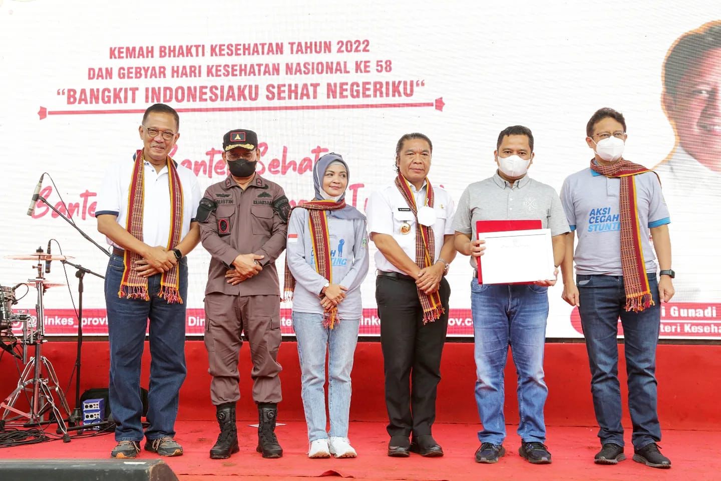 Pj Gubernur Banten Al Muktabar bersama Menteri Kesehatan Budi Gunadi Sadikin pada pembukaan Hari Kesehatan Nasional ke 58 di Bumi Perkemahan Kwarda Banten, Kota Serang. (Foto : Humas Pemprov)