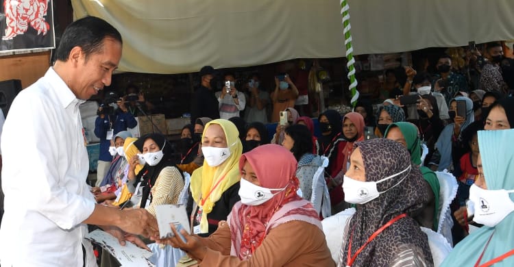 Presiden Jokowi saat membagikan bantuan Program Harapan Keluarga di Pasar Muntok, Bangka Belitung pada Kamis (20/10). (Foto : Setpres)