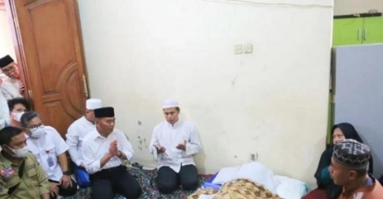 Menko PMK Muhadjir Effendy takziah dirumah salah satu korban tembok roboh MTsN 19 Pondok Labu, Jakarta Selatan. (Ist)