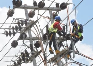 Pekerja sedang memasang kabel listrik. (Ist)