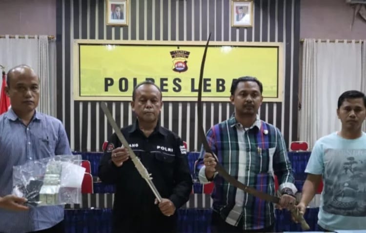 Aparat Polres Lebak menunjukan barang bukti yang dibawa oleh dua pelajar SMP. Foto : Istimewa