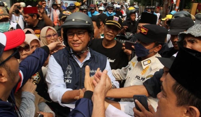 Anies Baswedan dikerumunin warga saat berada di Car Free Day Jalan Thamrin pada Minggu (16/10). (Ist)