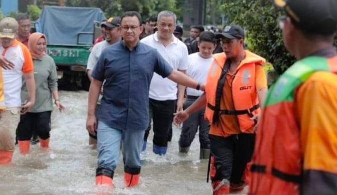 Gubernur DKI Jakarta Anies Baswedan saat meninjau salah satu daerah yang terdampak banjir di Jakarta. Foto : Istimewa