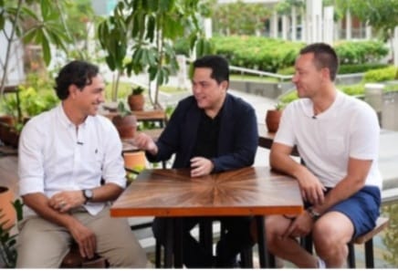 Alessandro Nesta Dan John Terry Dapat Oleh-oleh Dari Erick Thohir Menteri BUMN Erick Thohir bersama Alessandro Nesta dan Jon Terry saat berada di Pusat Perbelanjaan Sarinah, Jakarta. (Ist)