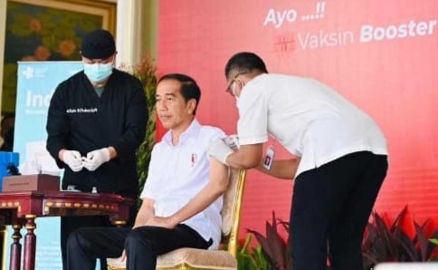 Presiden Jokowi saat menerima vaksin covid booster kedua di Istana Bogor. Foto : Setpres