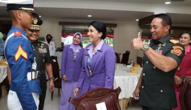 Panglima TNI Jenderal Andika Perkasa dan KASAD Jenderal Dudung Abdurachman pada acara Widuda Prajurit AKABRI di Magelang, Jawa Tengah. (Ist)