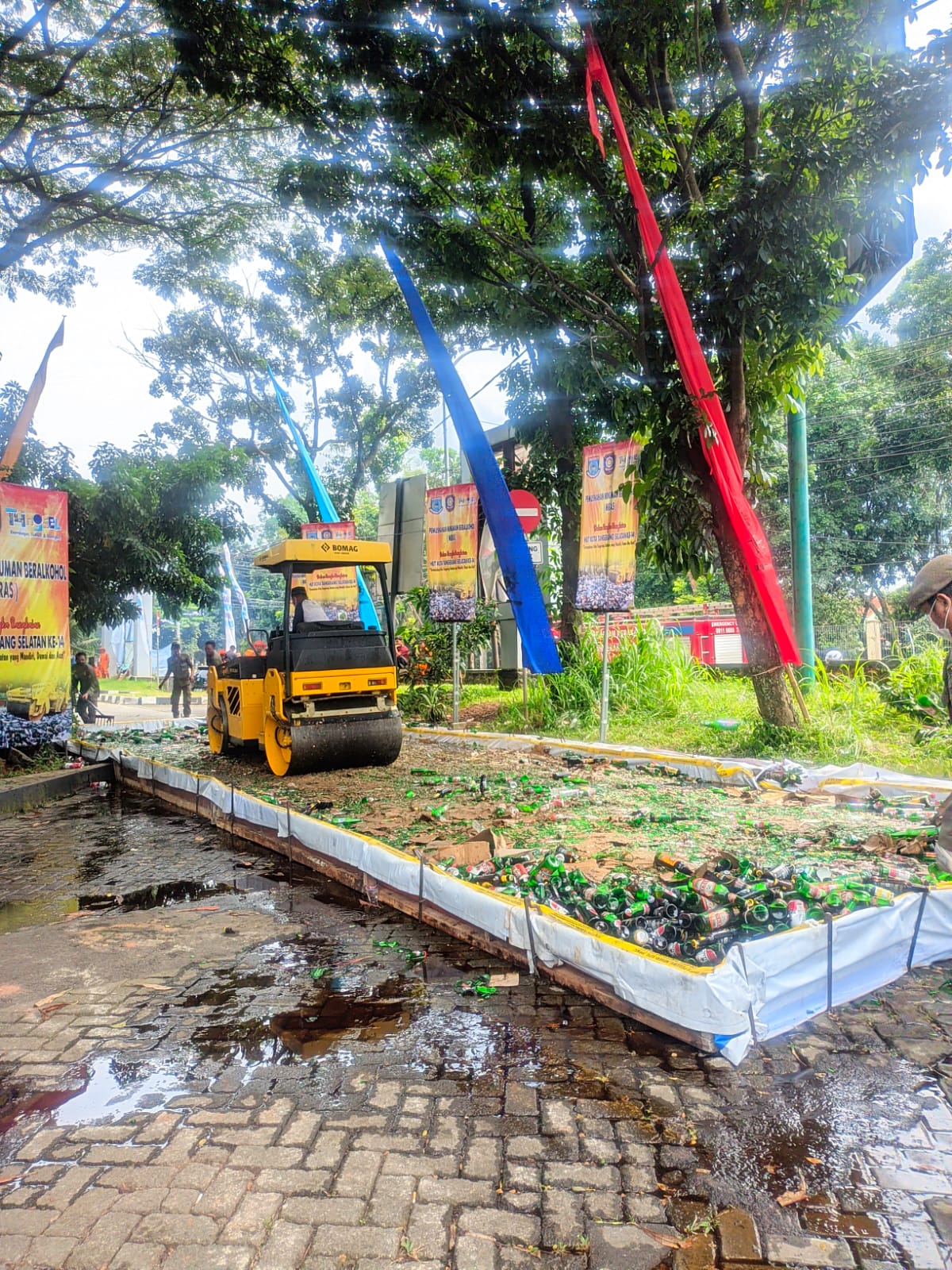 8.507 botol minuman keras (miras) di Lapangan Kantor Kecamatan Setu, Tangsel, Sabtu (26/11/2022). (tangselpos.id/rmn)