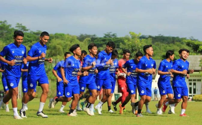 Pemain Arema FC saat menjalani latihan fisik. Foto : Istimewa