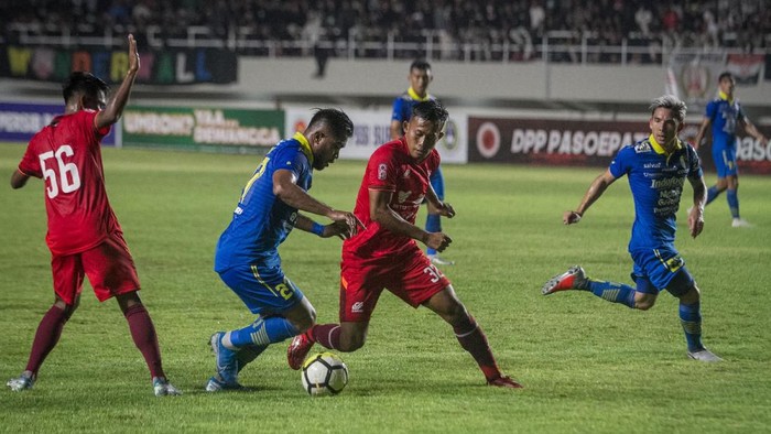 Bekuk Persis Solo, Maung Bandung Tembus 5 Besar Persib Bandung melakoni pertandingan melawan Persis Solo dengan hasil akhir 2-1. (foto: Istimewa)