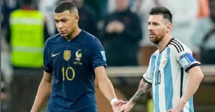 Kylian Mbappe dan Lionel Messi tetap akrab walau harus duel seru di lapangan hijau. (Ist)