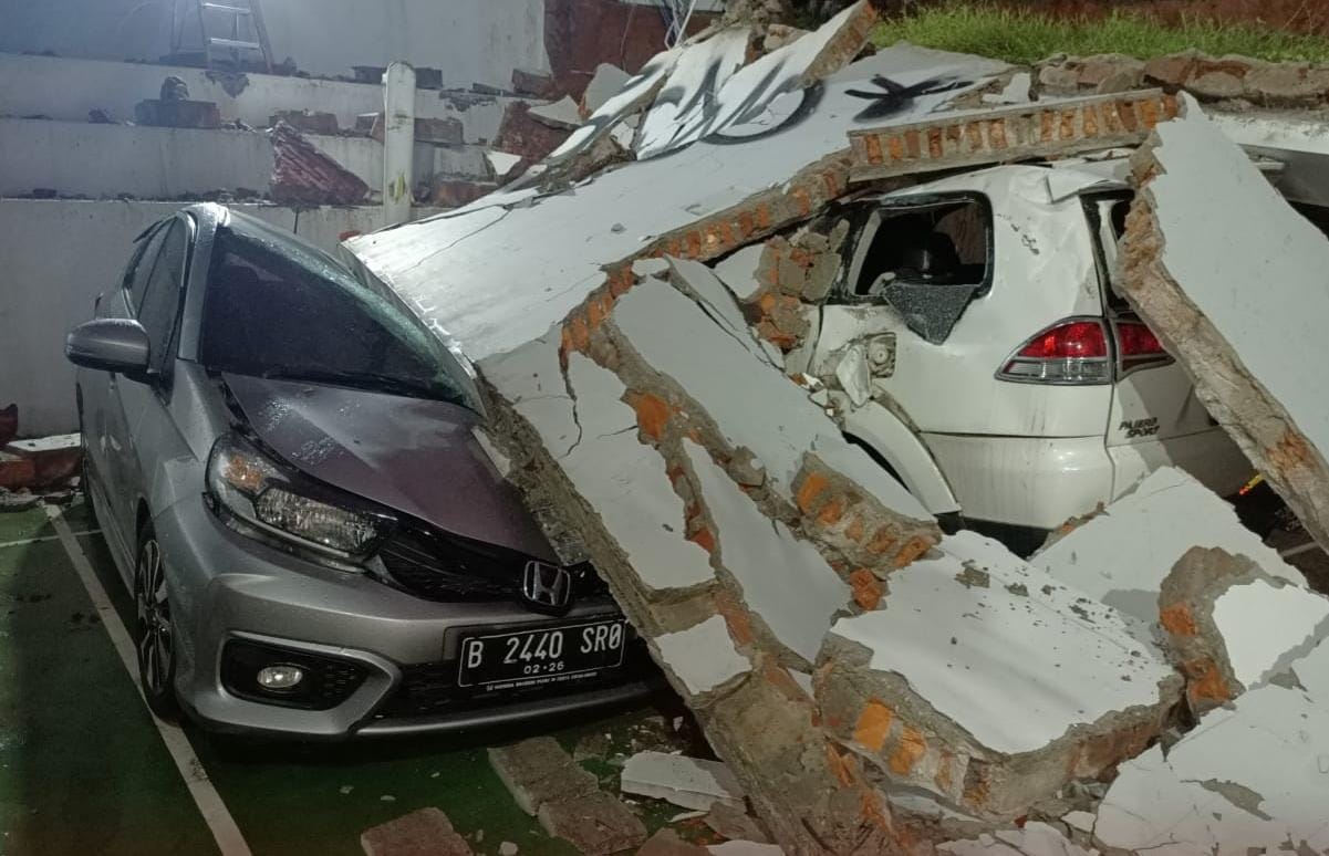 Area perkantoran kawasan Bintaro, Pondok Aren, Tangerang Selatan, roboh pada Kamis (1/12/2022) kemarin. (Ist)